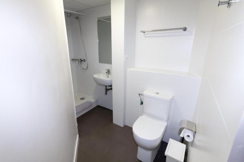 Budget Double Room without Window image 3