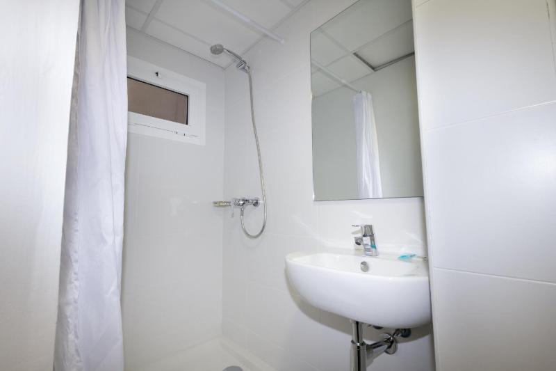 Budget Double Room without Window image 2