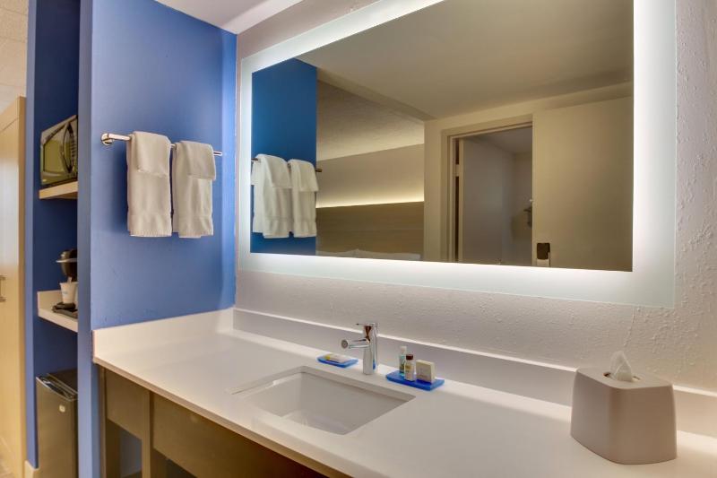 Standard Queen Room with Two Queen Beds image 1