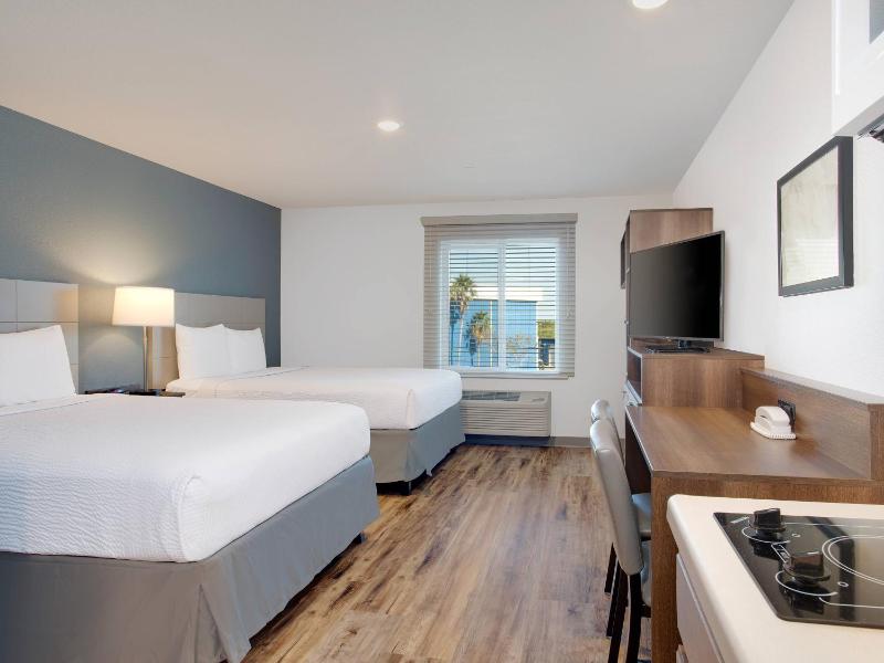 Standard Queen Room with Two Queen Beds - Non-Smoking image 3