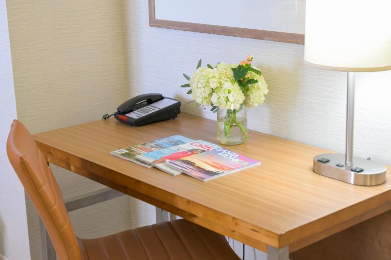 Standard King Room image 4