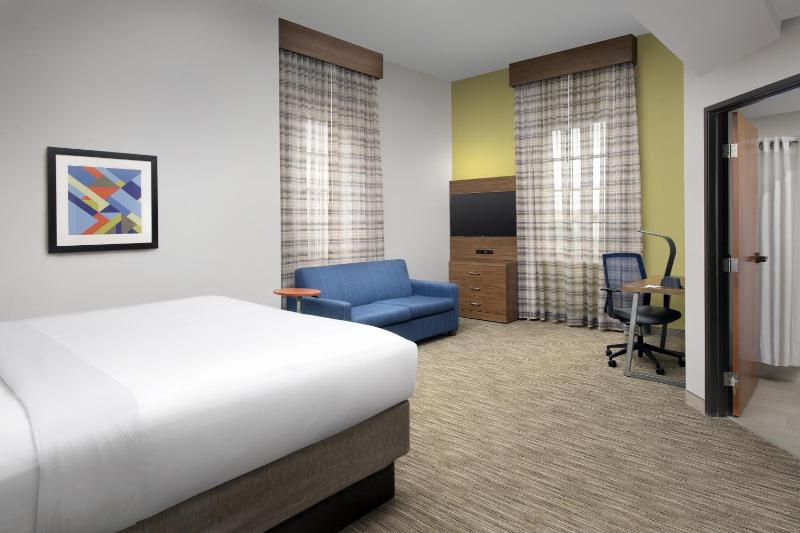 Standard King Room with Extra Space image 4
