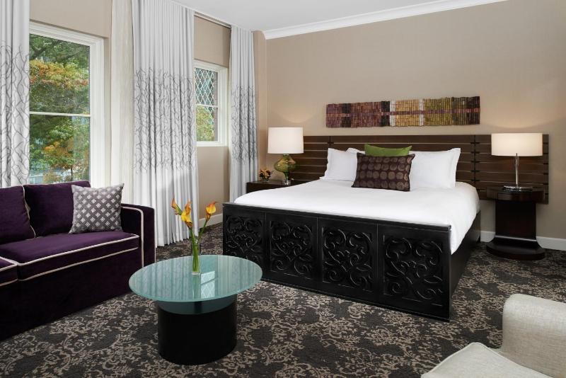 Premium King Room with Sofa Bed and City View image 4