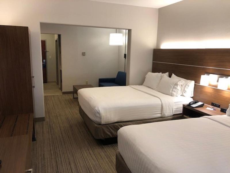 Queen Room with Two Queen Beds image 3