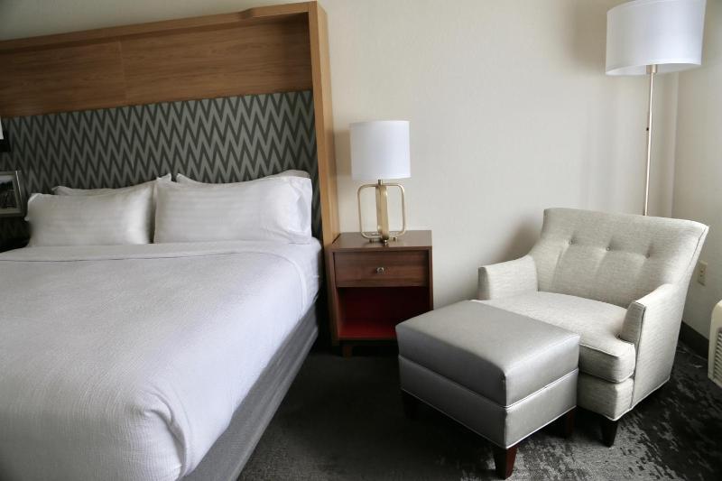 Standard Queen Room with Two Queen Beds image 2