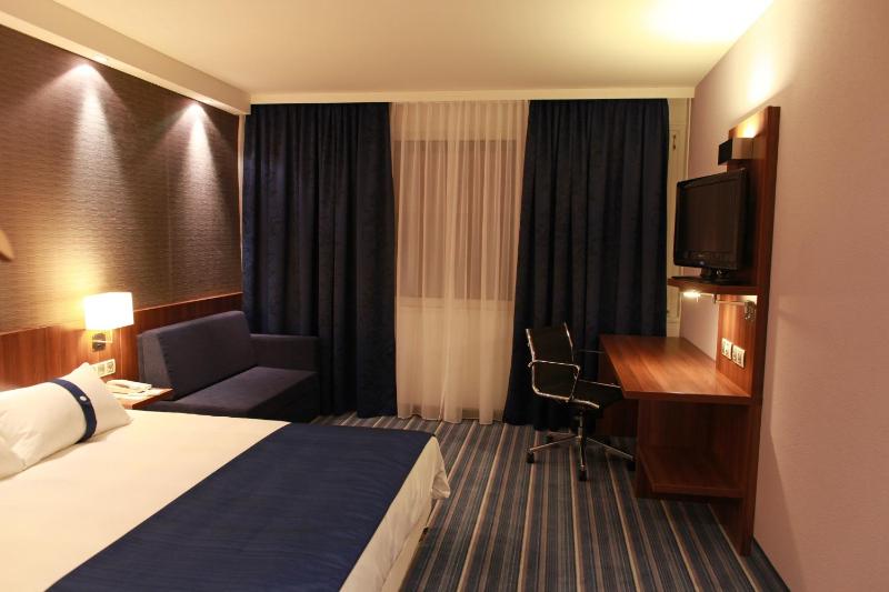 Standard King Room - Free Breakfast image 3
