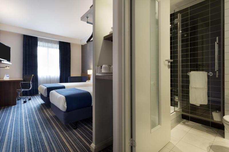 Standard Twin Room with Free Hot Breakfast image 3