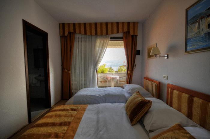 Triple Room with Balcony image 4