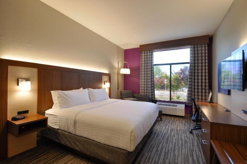 Standard King Room image 4