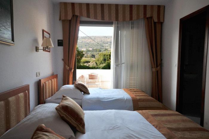 Triple Room with Balcony image 3