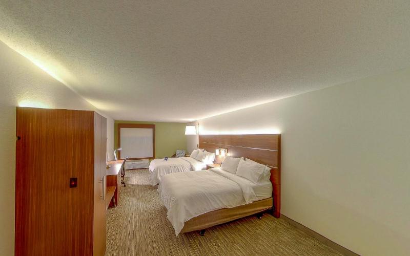 Standard Room with Two Queen Beds - Communications Accessible Tub image 2
