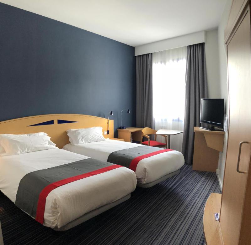 Standard Twin Room image 2