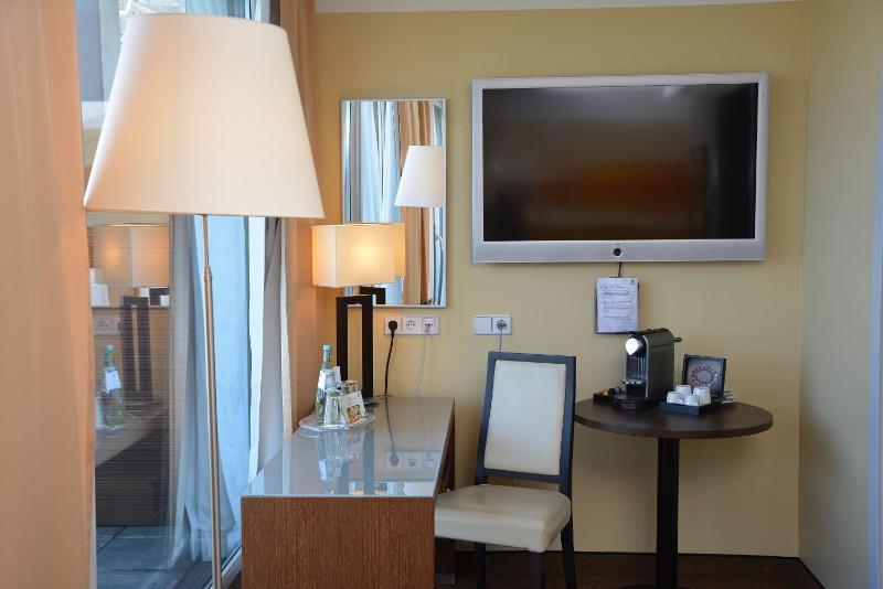 Premium Twin Room image 3