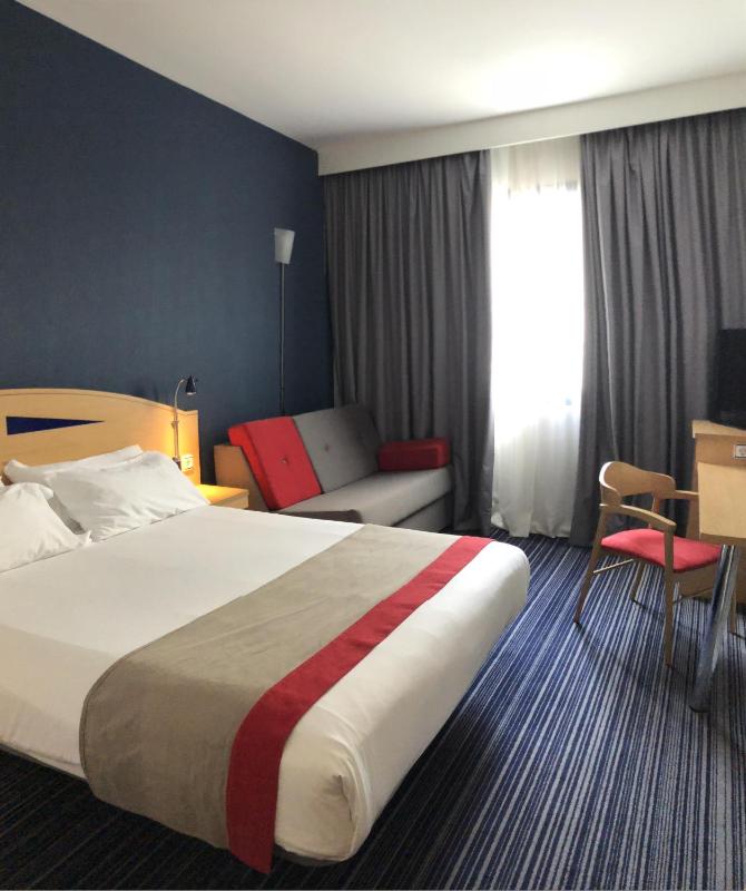Standard Queen Room with Sofa Bed image 3