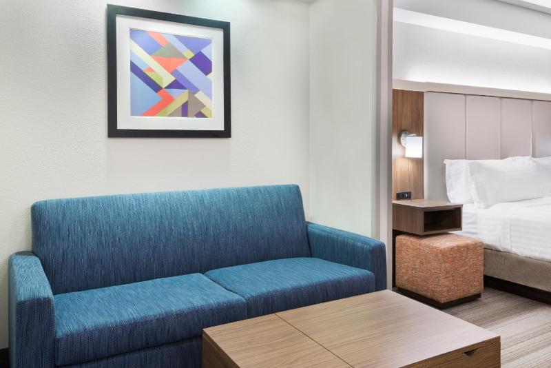 King Suite with Sofa Bed - Non-Smoking image 2