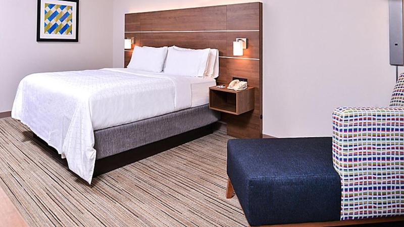 Standard King Room image 4