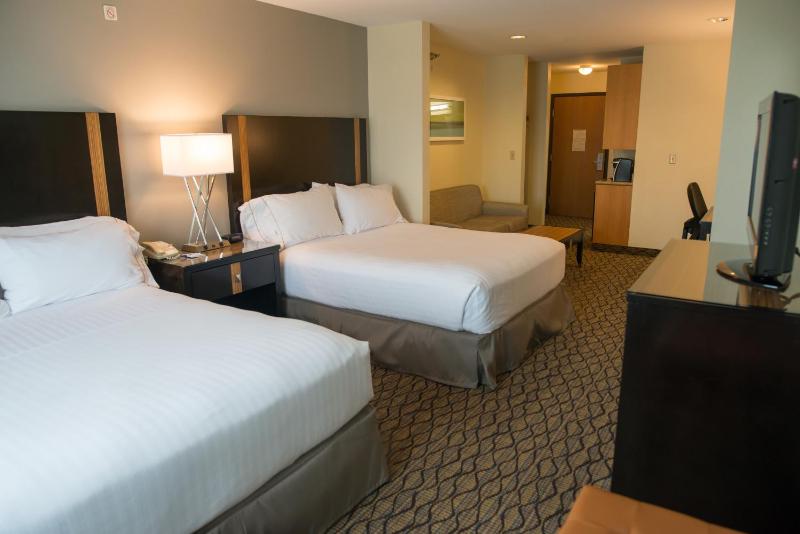 One-Bedroom Suite with Two Queen Beds image 4