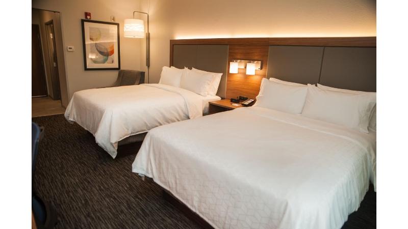 Standard Queen Room with Two Queen Beds and Bath/Shower image 2