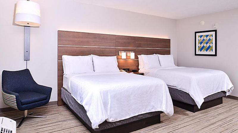 Standard Queen Room with Two Queen Beds image 2