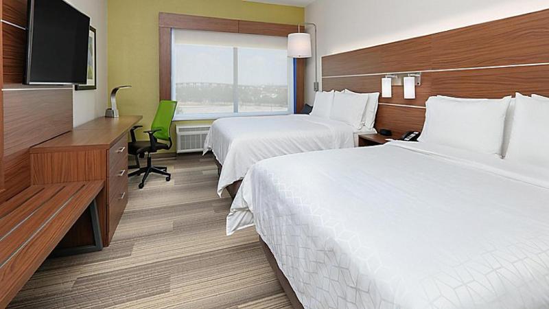 Standard Queen Room with Two Queen Beds image 4