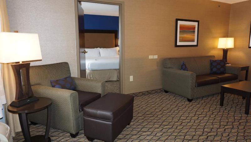 King Suite - Non-Smoking image 4