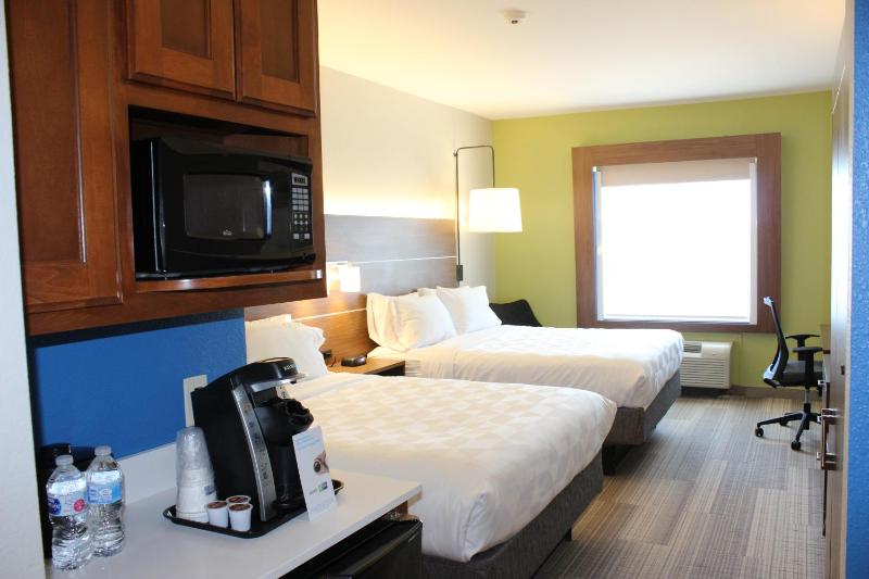 Standard Queen Room with Two Queen Beds image 2