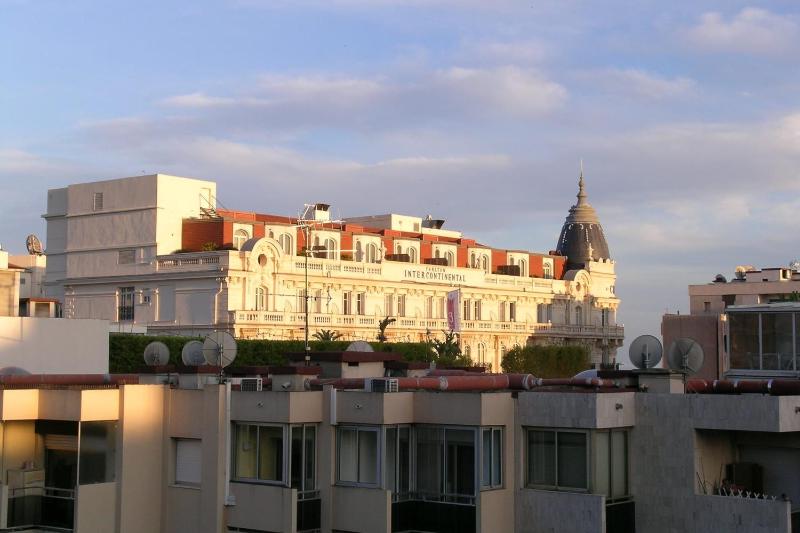 Modern two bedroom apartment with two bathrooms just behind the CARLTON - image 4