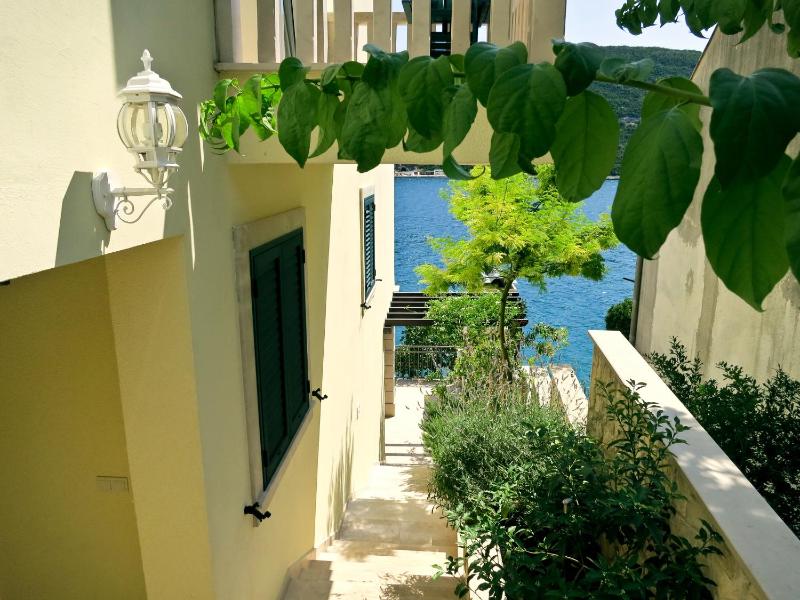 Double or Twin Room with Partial Sea View image 2
