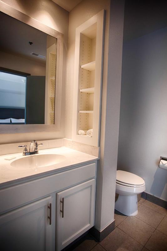 King Suite with Kitchenette image 4
