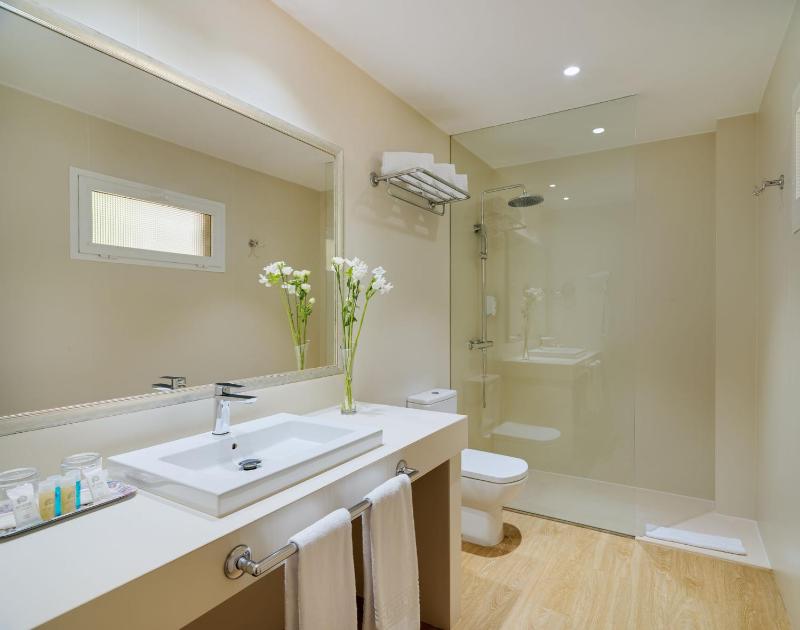 Double Room image 3