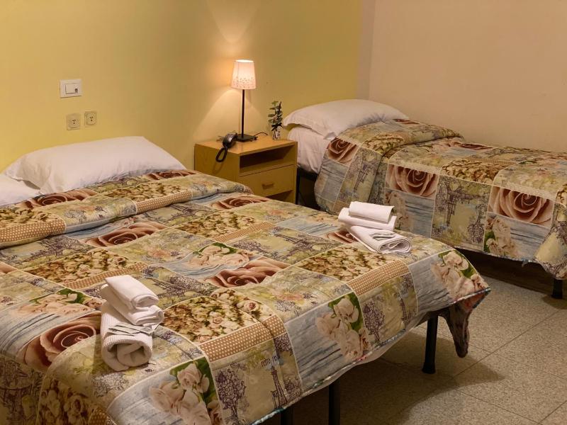 Quadruple Room with Bathroom image 3