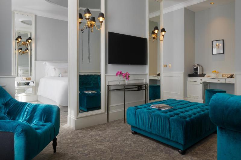 Deluxe Suite with Sea View image 4