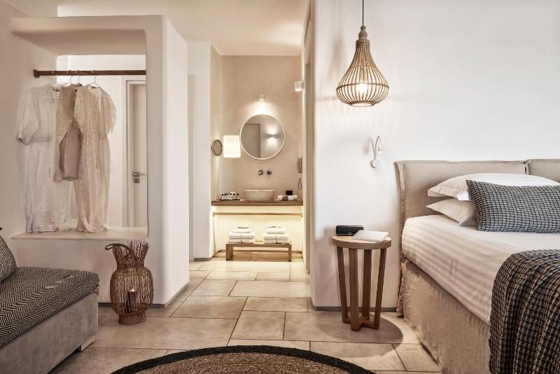 Superior Suite with Private Pool and Sea View image 3