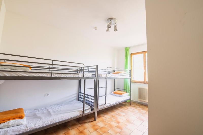 Bed in 4-Bed Mixed Dorm Ensuite image 2