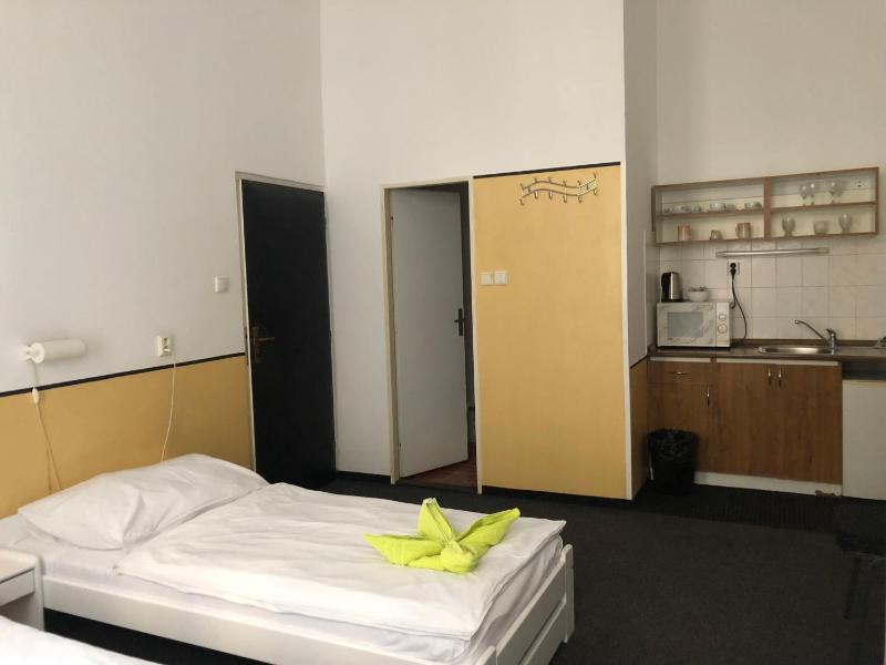 Twin Room with Private Bathroom image 3