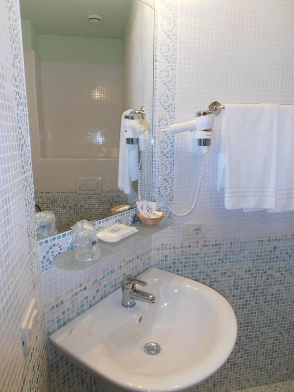 Double Room with Lake View image 3