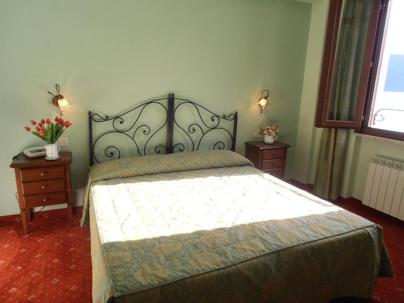 Double Room with Lake View image 2