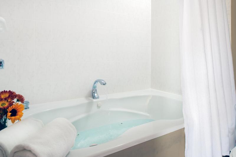 King Room with Spa Bath image 3