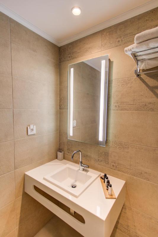 Standard Double Room Partial Sea View image 4