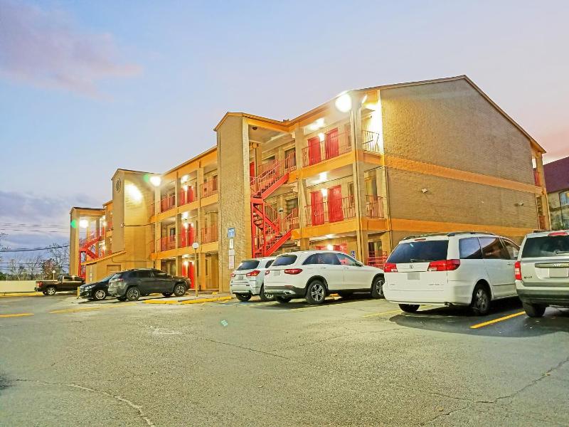 Howard Johnson by Wyndham Houston Hobby Airport - image 30