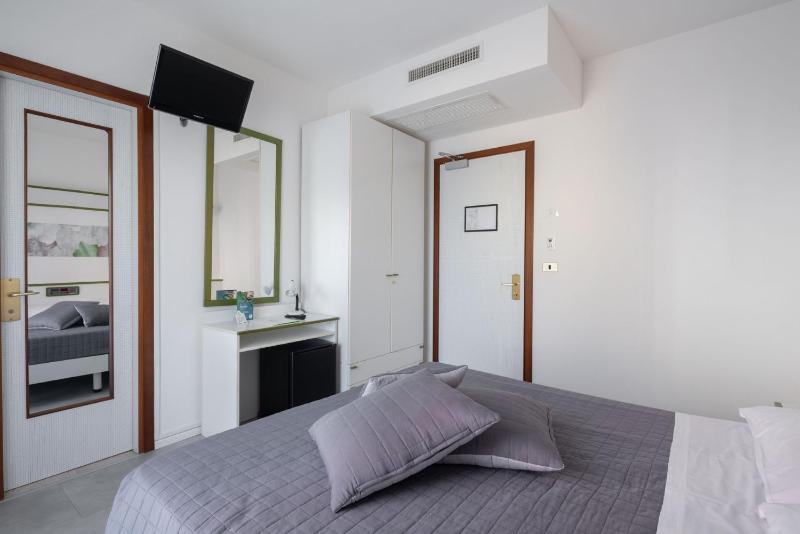 Basic Double Room image 4