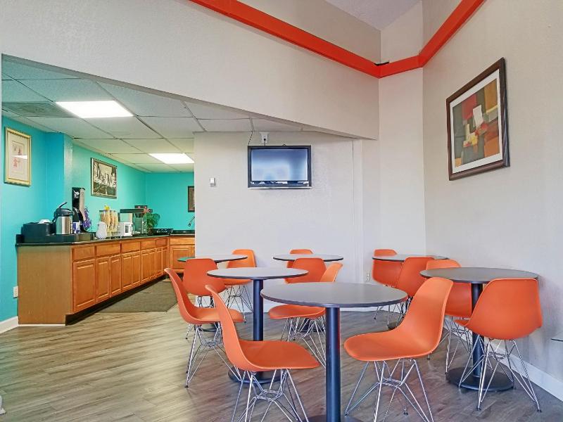 Howard Johnson by Wyndham Houston Hobby Airport - image 36