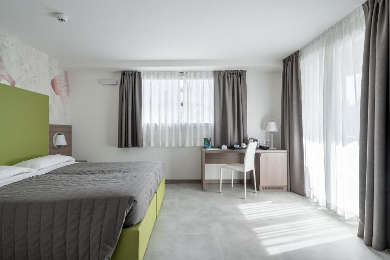Junior Suite with Sea View image 1