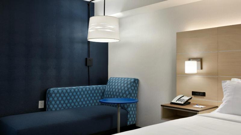 Standard Room with Two Queen Beds image 4