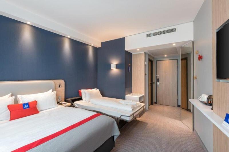 Standard Queen Room with Sofa Bed image 3