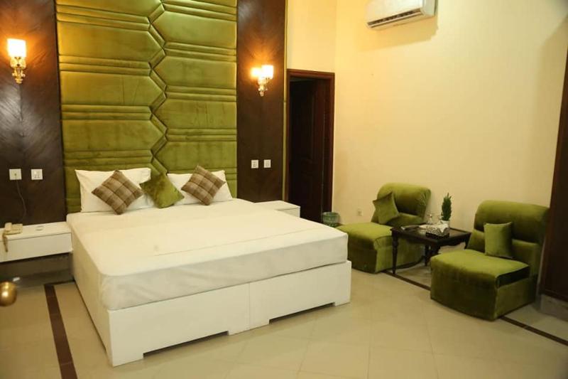 Deluxe King Room image 1