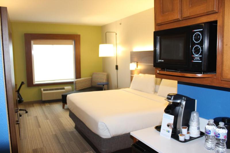 Standard King Room image 3