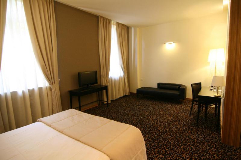 Deluxe Double Room image 3