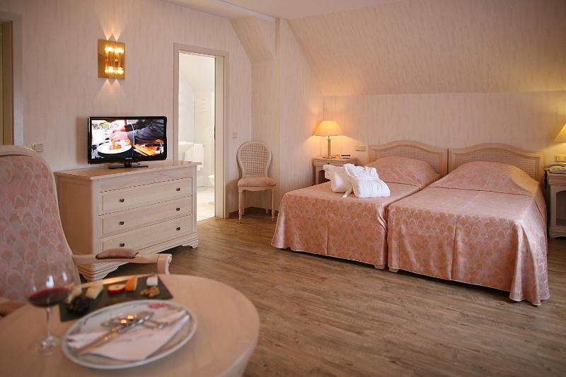 Family Room (2 Adults + 2 Children) image 3