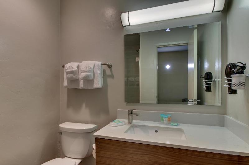 Queen Room - Non-Smoking image 4
